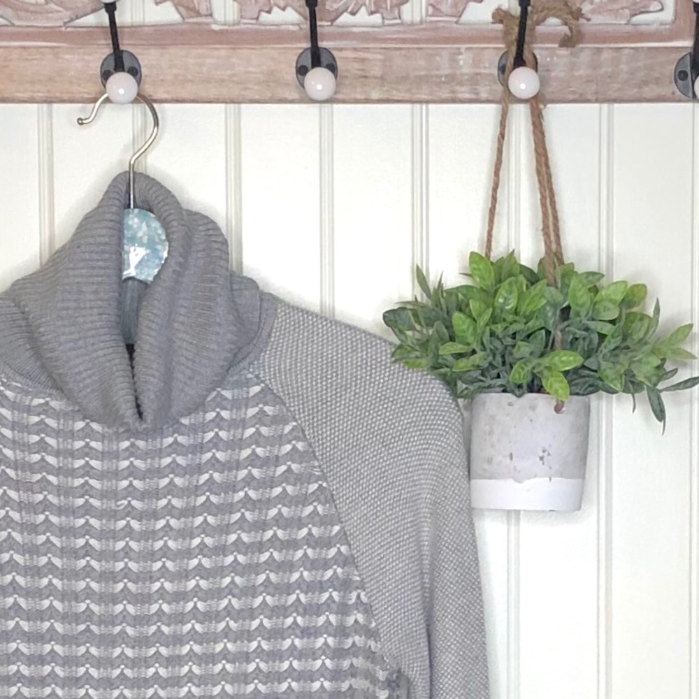 The Limited Gray & White Ladies Sweater Small S